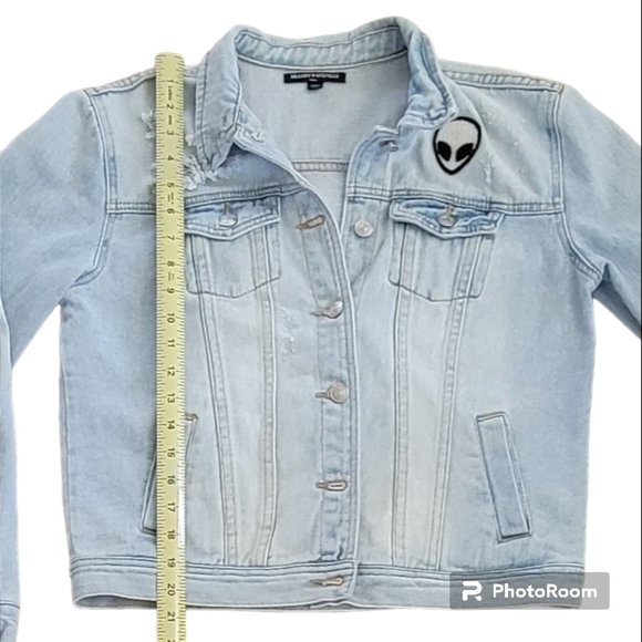 Brandy Melville Denim Jacket Alien Head Patch Distressed Trucker Size Large - Picture 11 of 13